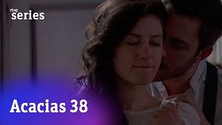 Acacias 38 Lucía siente un fuerte dolor en el pecho Acacias982  RTVE Series [upl. by Neened]