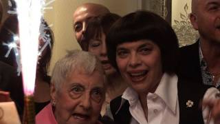 Mireille Mathieu célèbre les 90 ans de sa mère en famille [upl. by Nner539]