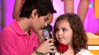 Abraham Mateo sorprende a una fan de 4 añitos Le dedica Mi princesa de David Bisbal [upl. by Anilrahc]