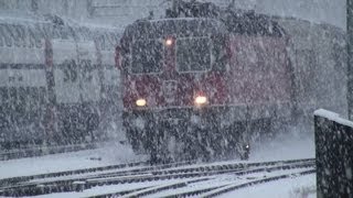 Der Schnee kommt die Bahn fährt Züge im Schnee trainsnowwinter [upl. by Iila714]