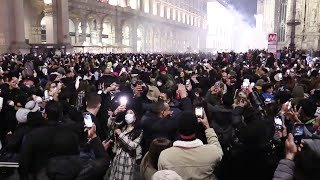 Capodanno Milano la polizia sgombera piazza Duomo ma in migliaia si riversano nelle strade vicine [upl. by Giarg]