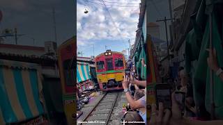 🇹🇭 Trem passando por mercado  Train passing by market  Bangkok  2023  TailândiaThailandtrain [upl. by Teevens871]