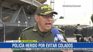 Colados en Transmilenio hirieron a Policía en el centro de Bogotá 17 Mayo 2015 [upl. by Eicrad]