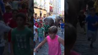 Txupinazo infantil en Hondarribia  Después tiene lugar el encierro de toros hinchables gigantes [upl. by Qulllon]