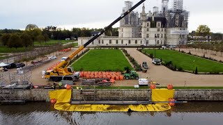 Château CHAMBORD  Mise à sec des douves et pieds de murs immergés  Batardeaux souples sur big bags [upl. by Janerich]