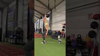 STRONGBODY  Kettlebell snatch til utfall bakover  Kettlebell snatch to reverse lunge [upl. by Eerased]