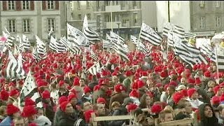 Scontri in Bretagna alla manifestazione contro lecotassa [upl. by Tavie]