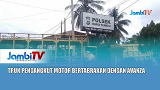 KECELAKAAN DI MUARA TEMBESI  TRUK PENGANGKUT MOTOR BERTABRAKAN DENGAN AVANZA [upl. by Ogg]