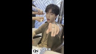 陳立農 Chen Linong 《女孩👧🏻出沒》麥克風🎙️健身，搞笑「假摔」！ [upl. by Obed584]