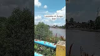 lalulintas di sungai siak kapal pengangkut peti kemas lalu lalang [upl. by Jacqui]