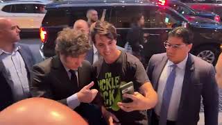 RECIBEN A JAVIER MILEI COMO UN ROCKSTAR EN NUEVA YORK [upl. by Delmer436]