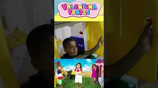 Valentina finge brincar Brincar de vizinhos criança infantil 761 [upl. by Jola]