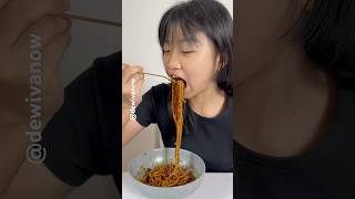 Cece makan mie hitam terlarang dewivanow miehitam jajangmyeong challange ketaatan [upl. by Ahsirak]