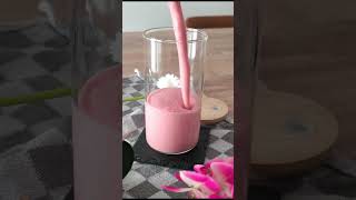 Gesunder ErdbeerenBananenShake  150 kcal pro Portion [upl. by Behah291]