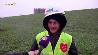 Leerlingen van De Kievitsheuvel planten plukbos in uiterwaarden [upl. by Lasko]