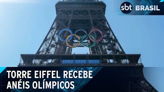 Anéis olímpicos são instalados na Torre Eiffel a 49 dias dos Jogos de Paris  SBT Brasil 070624 [upl. by Salakcin]