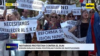 Notarios protestan contra creación del RUN y responsabilizan a presidente del Indert [upl. by Delastre309]