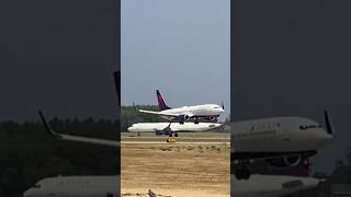 Delta 737 landing at MSP Airport [upl. by Elsa]