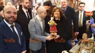 Casellati riceve in dono un pastore del Presepe napoletano da artigiano di San Gregorio Armeno [upl. by Eesdnyl]