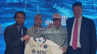 GEOLIER e LUCHÈ presentano la NUOVA MAGLIA del NAPOLI 💙⚽ [upl. by Shifra]