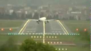 Mad Piloting Landing Skills Through Extremely Windy Weather [upl. by Enrev]