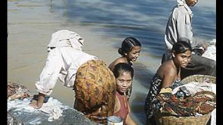 Jakarta 1952 Kali Besar anak gadis mencuci [upl. by Eulalia939]