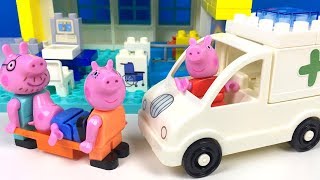 PLAY BIG BLOXX PEPPA PIGS HOSPITAL CONSTRUCTION SET WITH AMBULANCE amp PEPPA PIGS FAMILY UNBOXING [upl. by Bik692]