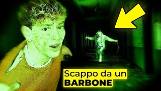 Scappo da un BARBONE in un OSPEDALE ABBANDONATO di Notte [upl. by Gusta]