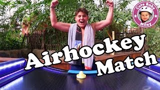 AIRHOCKEY MATCH Spiel  Game Duell im Schwimmbad  Cihan vs Robert  Kinderkanal [upl. by Gregoor]