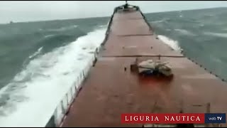 Onda anomala spezza la nave in due Le immagini dalla plancia [upl. by Hecht]