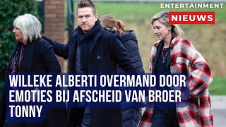 Willeke Alberti verscheurd van verdriet tijdens uitvaart van broer [upl. by Gibrian]