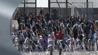 Frontière sud des ÉtatsUnis  10 000 migrants par jour entrent illégalement [upl. by Enilraep]