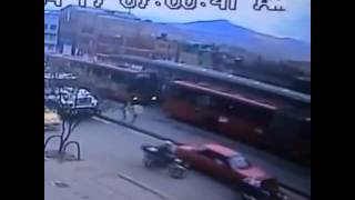 Impactante video dos colados son arrollados por un Transmilenio [upl. by Grimona447]