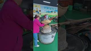 Yang jie stone mill coarse grain traditional folk crafts stone ground oatmeal fried noodles [upl. by Shirlie191]