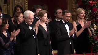 Prima della Scala a Milano quattro minuti di applausi per il presidente Mattarella sul palco reale [upl. by Myrtice]