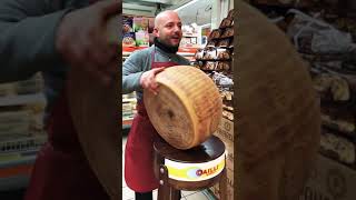 Taglio a mano di una forma di Parmigiano Reggiano 60 mesi [upl. by Anawait]