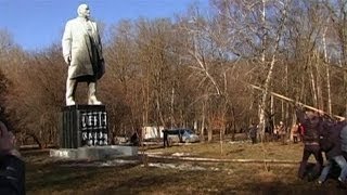 Ukraine Protesters Topple Lenin Statues [upl. by Gothar]