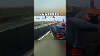 ¡El conductor de un Mercedes desafía a un camionero y termina humillado viralvideo [upl. by Eliseo]