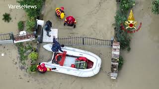 Alluvione in Toscana I Vigili del Fuoco con i gommoni tra case e campagne [upl. by Candra]