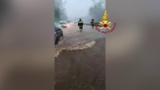 Maltempo Sicilia a Catania un fiume esonda e invade linterno di una casa 4 salvati dai pompieri [upl. by Ahsenom989]