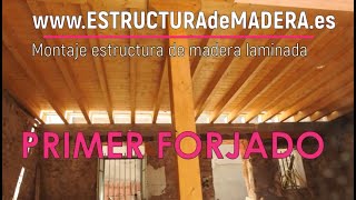 Montaje de ESTRUCTURA DE MADERA laminada MECANIZADA sin tornillos Primer forjado [upl. by Dannel]