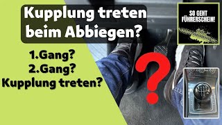 Mit getretener Kupplung abbiegen So entscheidest du wann es geht  Führerschein [upl. by Solomon]