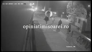 Momentul in care un barbat loveste una din cele trei femei in statia de tramvai la Timisoara [upl. by Kyl]