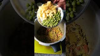 aloo mutter biryani recipe simple methodspicytasty🔥👌🤤🤪🥔 🍚 [upl. by Finnie]