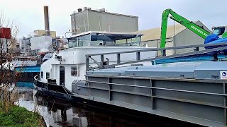 Knap staaltje STUURMANSKUNST van de schipper van de Ariël op het Hoendiep in Hoogkerk [upl. by Nahtal]