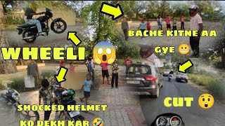 Wheeli stunt Platina bike 🏍️ shocked ho gye bacche 😱 helmet ko dekh kar 🥵 bacche kitne aa gye 👀 [upl. by Romonda]