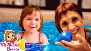 Bambini che giocano in piscina Giochi in acqua con la bambina Bianca Video per i bambini piccoli [upl. by Evanthe199]