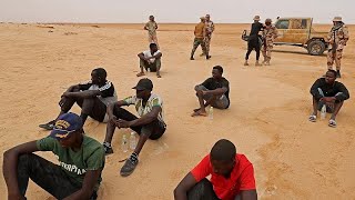 Des migrants africains errent dans le désert entre la Tunisie et la Libye [upl. by Jami]