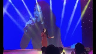 Tàu anh qua núi  Hòa Minzy live khỏi chê chào tiếng Hàn hát tiếng Việt [upl. by Aniaj]