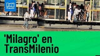 TransMilenio Hombre con supuesta discapacidad saltó para colarse [upl. by Nylorak]